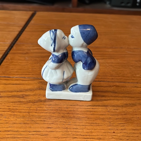 Other | Vtg Kissing Dutch Boy And Girl Blue And White Ceramic Porcelain ...